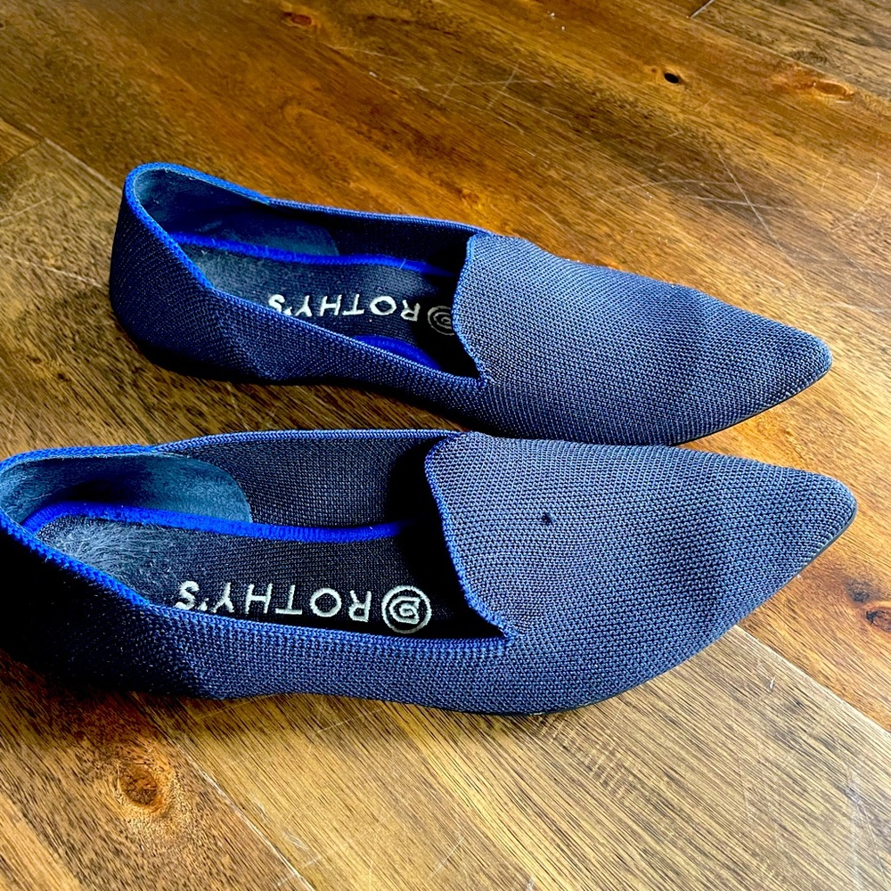 Navy blue Rothy’s, pointed loafer style. Size 8.